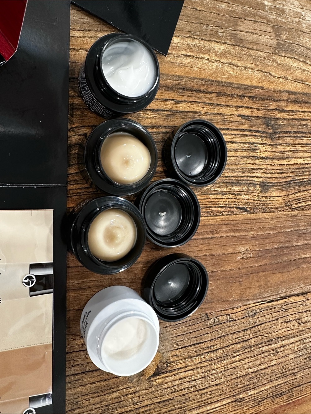 Giorgio Armani woman Kit - Black, White & Red Accents - Picture 9 of 14